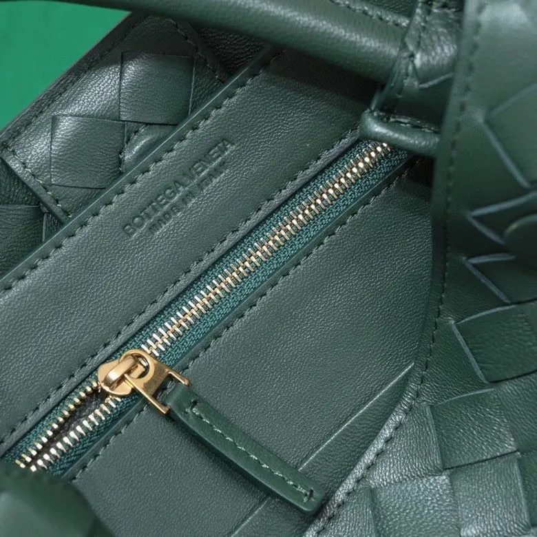Batch 1860 B's 2024 spring and summer new style continues the brand's woven style with detailed metal knot switch buckles. This time, the shoulder straps are also made into tube weaves, showing different craftsmanship. The carrying method is versatile to create more different styles. Intrecciato woven leather small handbag, equipped with sliding crossbody strap. Internal compartments, including 1 zipper pocket and 2 open pockets with magnetic buckle closure. Size: 19*25*10.5cm, model: 7463#